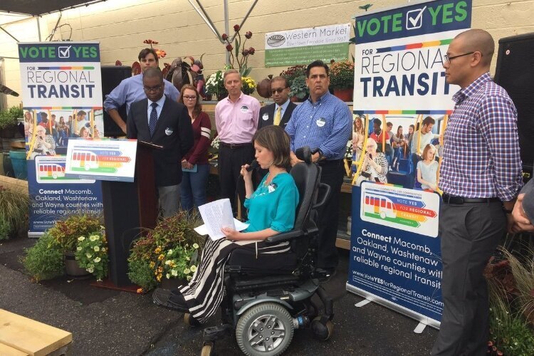 Kristen Milefchik se dirige a una multitud en un acto de promoción de un proyecto de ley de transporte público.