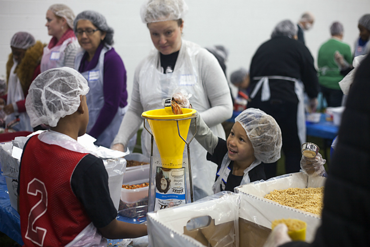 Laylah Johnson, 5, measures food during the United Way Food Drive on MLK Day 2019. 