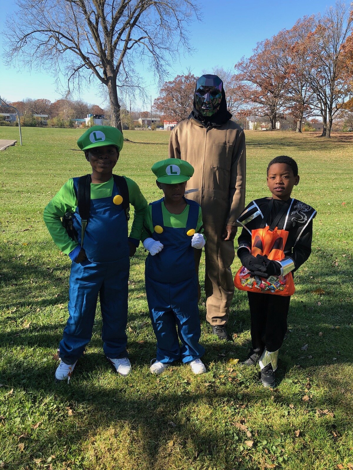 The Sarvis Park Neighborhood Association hosted a Halloween costume parade and candy hunt. 