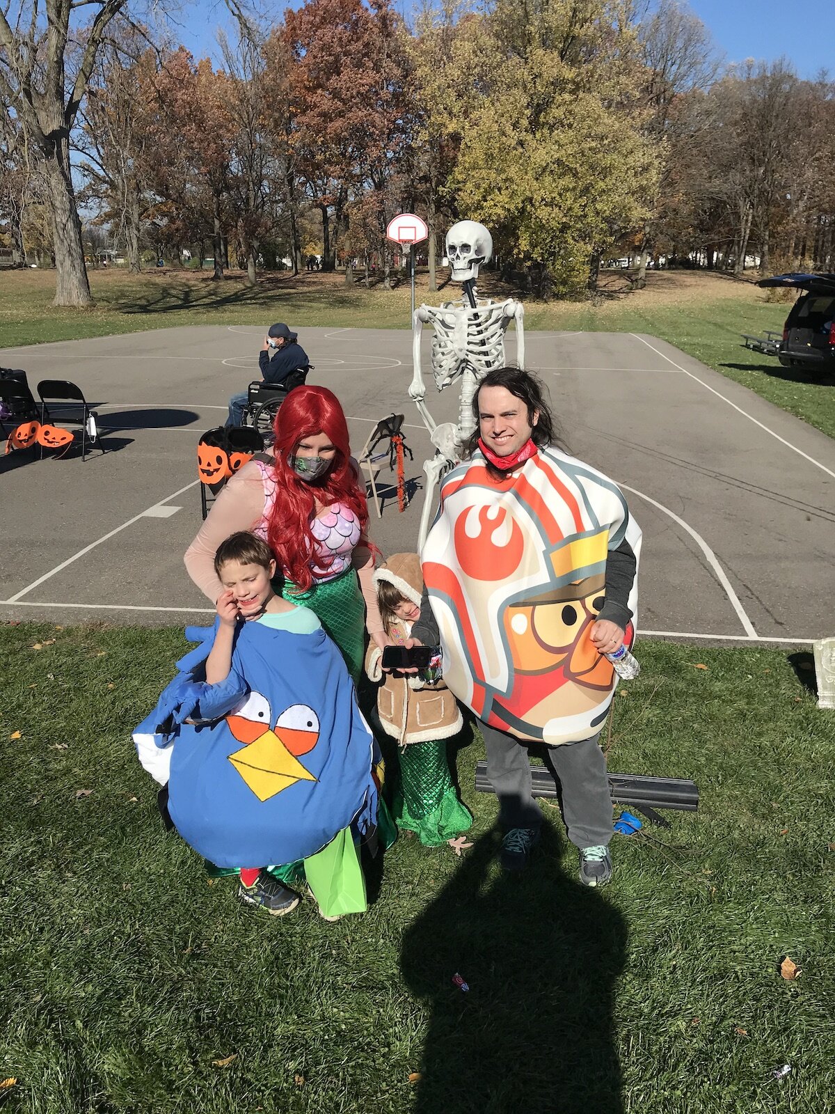 The Sarvis Park Neighborhood Association hosted a Halloween costume parade and candy hunt. 