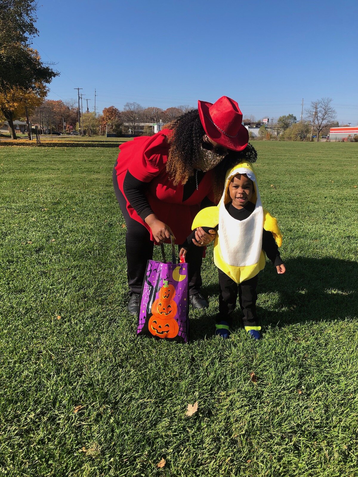 The Sarvis Park Neighborhood Association hosted a Halloween costume parade and candy hunt. 