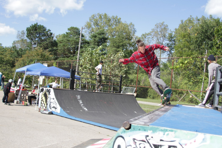 Tracey Talcott of Burton grinds the top of the rail on Saturday, September 29, 2018, during the Flint Skatepark benefit.