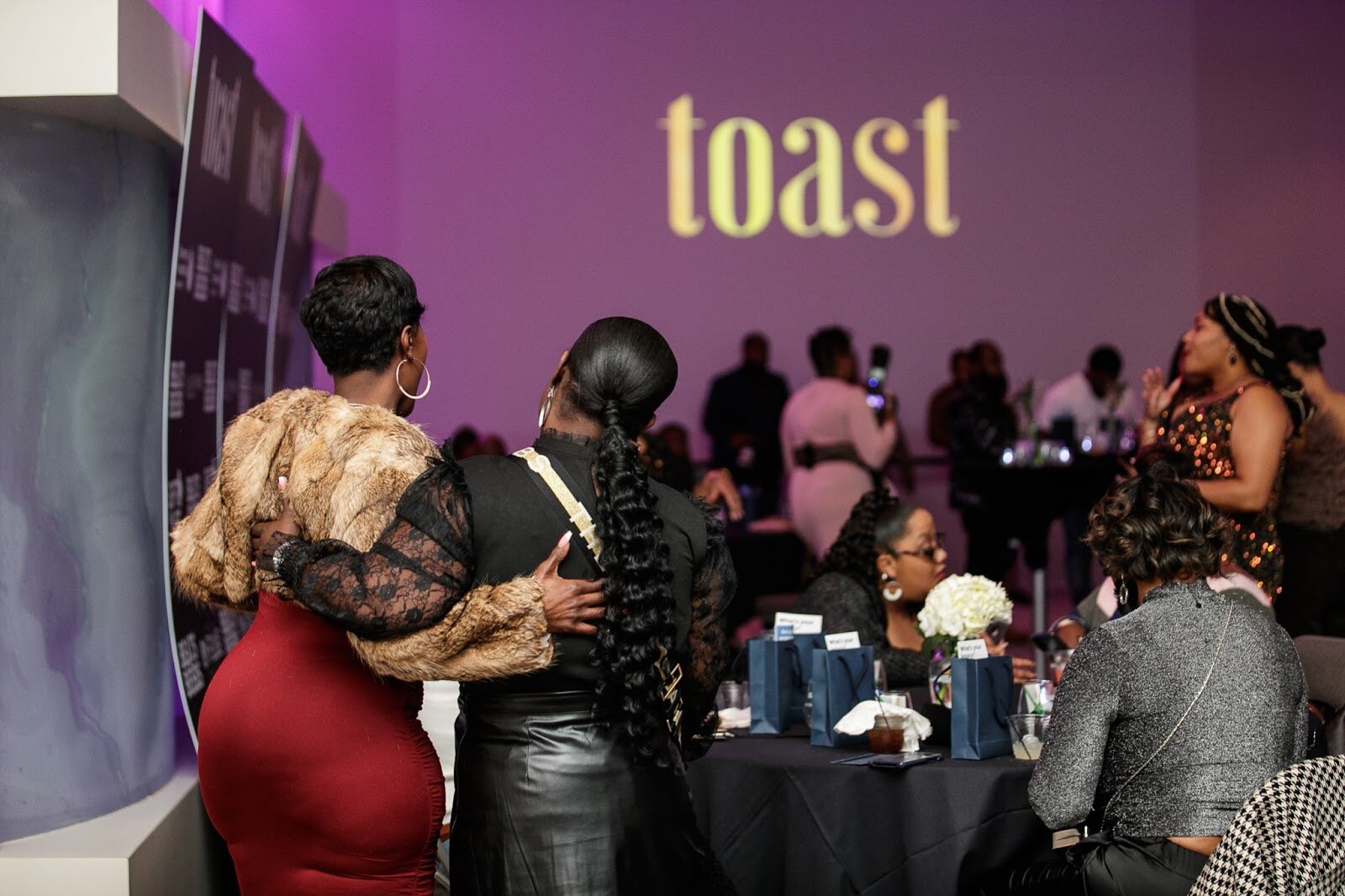 Guests mingle and enjoy themselves during the third annual Toast Awards, hosted by Beats x Beers, at the Flint Institute of Arts on Saturday, Dec. 17, 2022. (Jenifer Veloso | Flintside)
