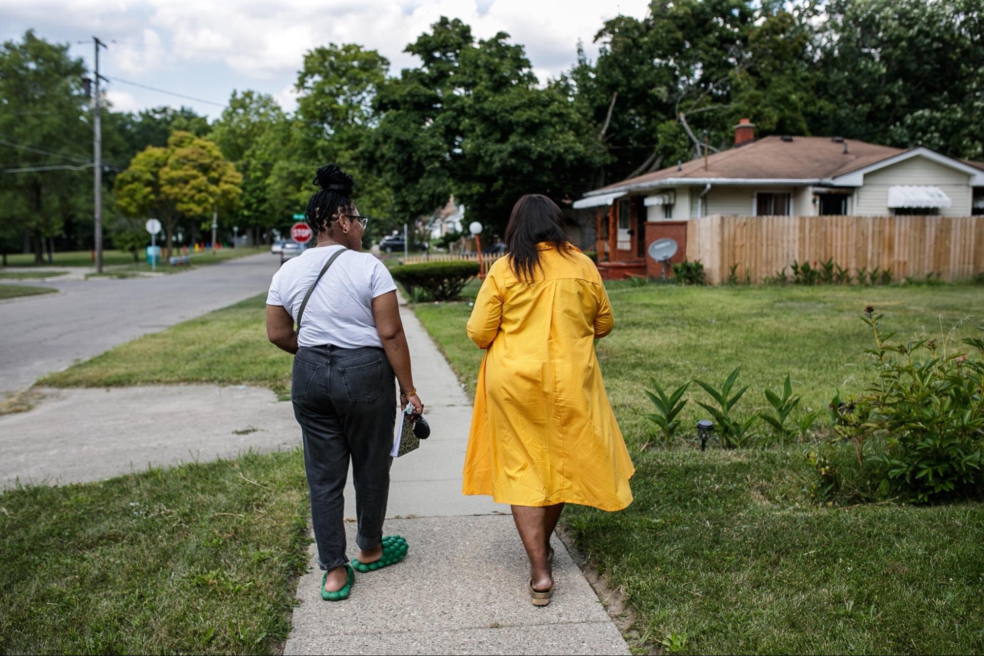 Victoria McKenze walks alongside Flintside reporter Jarielle Nettles for an interview at McKenze’s home on Friday, Aug. 19, 2022 in Flint.